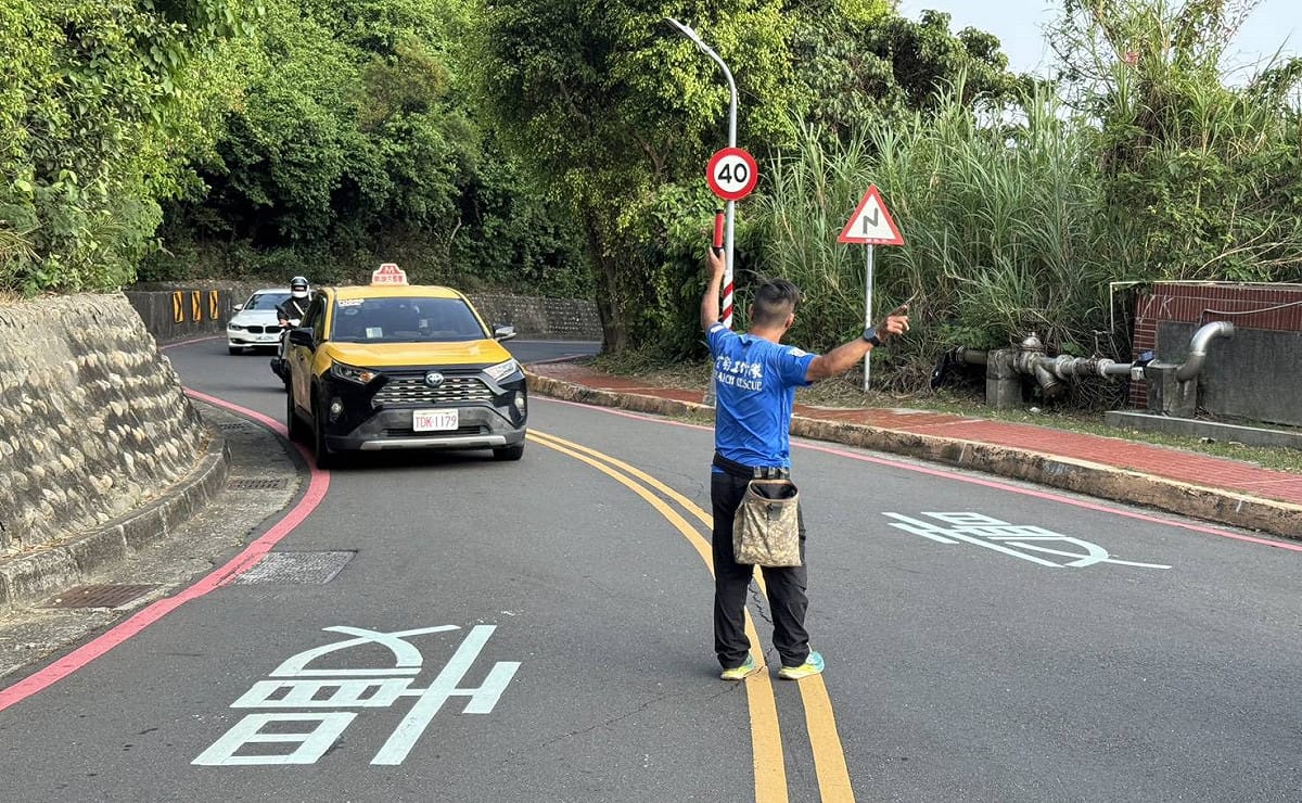 民間救護團體主動實施交通疏導，維持現場安全。 圖：民眾/提供