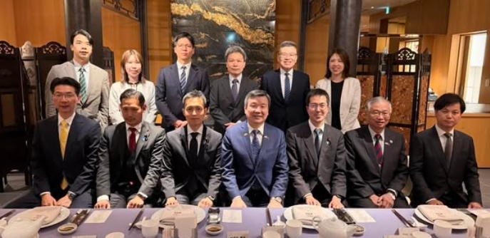 自民黨青年局局長平沼正二郎眾議員（前排左3）、高見康裕眾議員（前排右3）、山本大地眾議員（前排左2）、日本JC日臺友好之會幹事長豐田啓勤（前排右1）、蔡明耀公使（前排右2） 圖 : 翻攝自李逸洋臉書