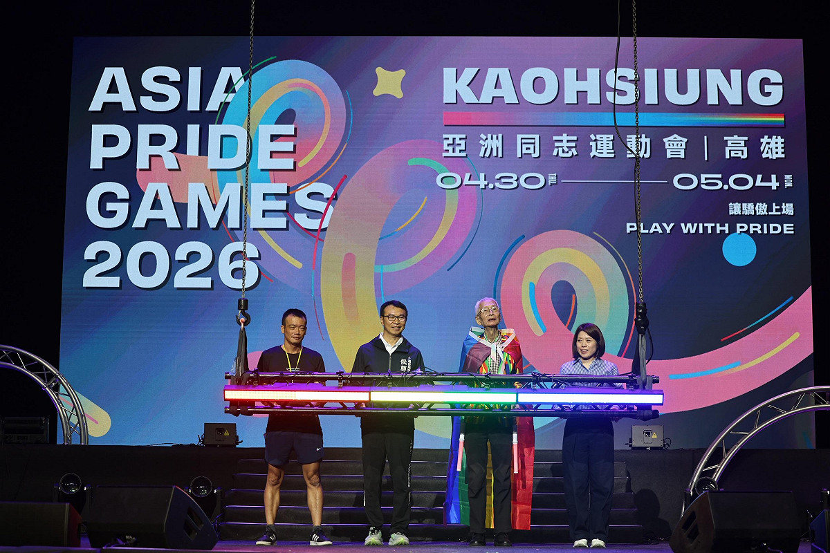 貴賓手持象徵聖火的彩虹燈啟動高雄2026亞洲同志運動會。 圖：高雄市運發局/提供