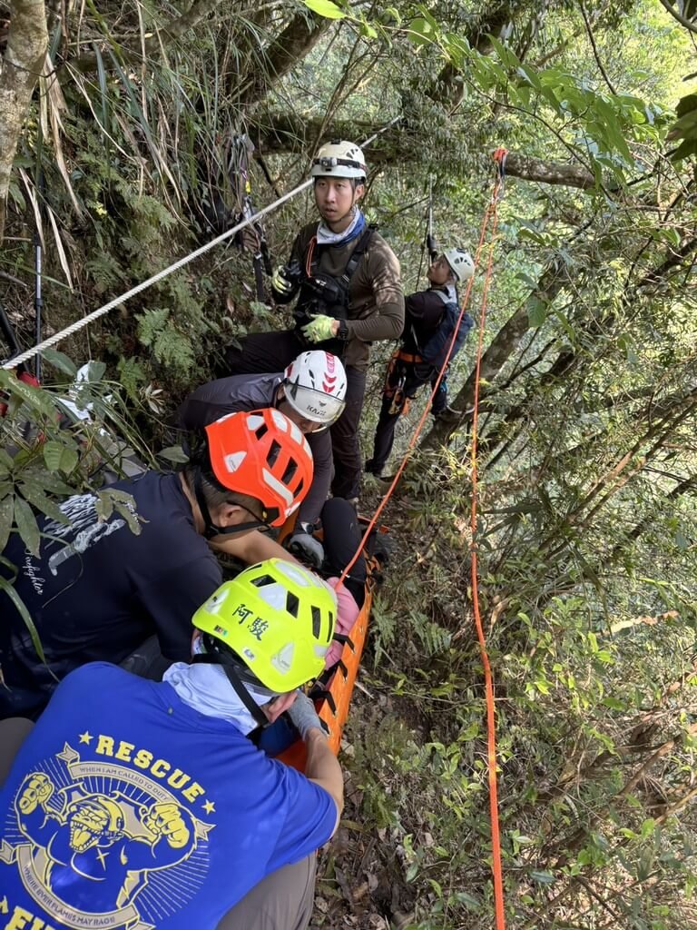 屏東北大武山2日發生登山意外，劉姓女子清晨與同行共3人摸黑行走，不慎滑落約6公尺深邊坡，意識模糊無法行走，消防人員前往救援，並吊掛後送。（屏東縣政府消防局提供）中央社記者黃郁菁傳真  115年5月2日