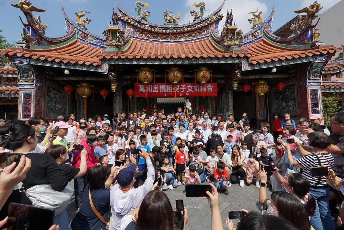 盧秀燕在萬和宮與媽祖契子女及家長合照。 圖：萬和宮/提供