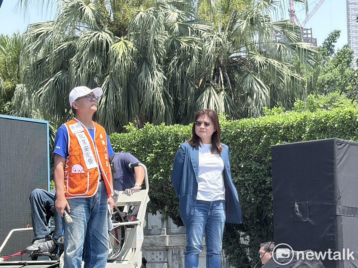 台灣雇主協會今（2）日於凱達格蘭大道舉行「2026雇主日凱道大集會」，向政府表達八大訴求，對此勞動部也提出兩點回應。圖右為台灣雇主協會理事長張姮燕。 圖：李宣萱/攝