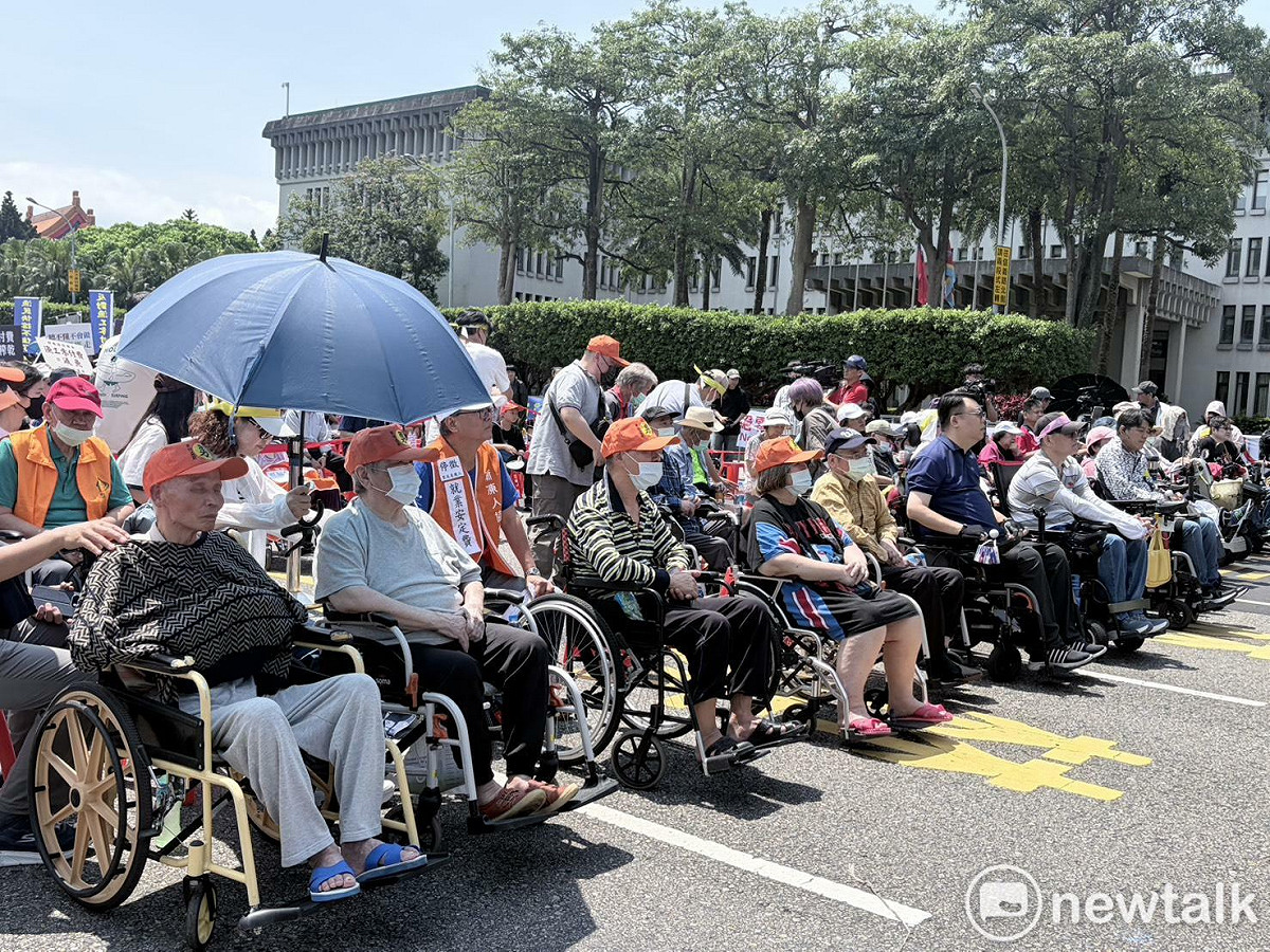 現場失能者雇主們頂著大太陽，前來現場聲援雇主權益。 圖：李宣萱/攝