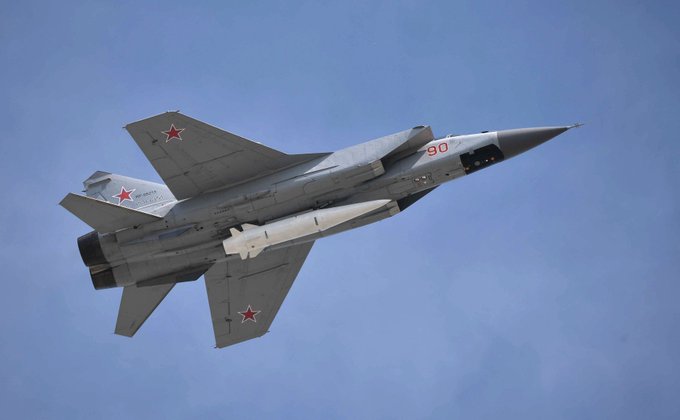 「匕首」（Kh-47M2 Kinzhal）是俄羅斯研發的空射型高超音速飛彈，2017 年正式服役，被視為俄軍重要戰略武器之一。 圖:翻攝自 X @yeyusam1