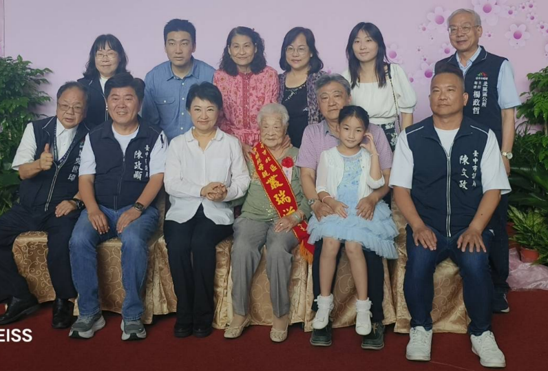 百歲人瑞模範母親叢瑞滋（前排中）平日相當關心政治，雖然高齡百歲體力有限，但為了能與盧秀燕市長合照，直言「再累都要趕過來」。 圖：叢瑞滋家人/提供