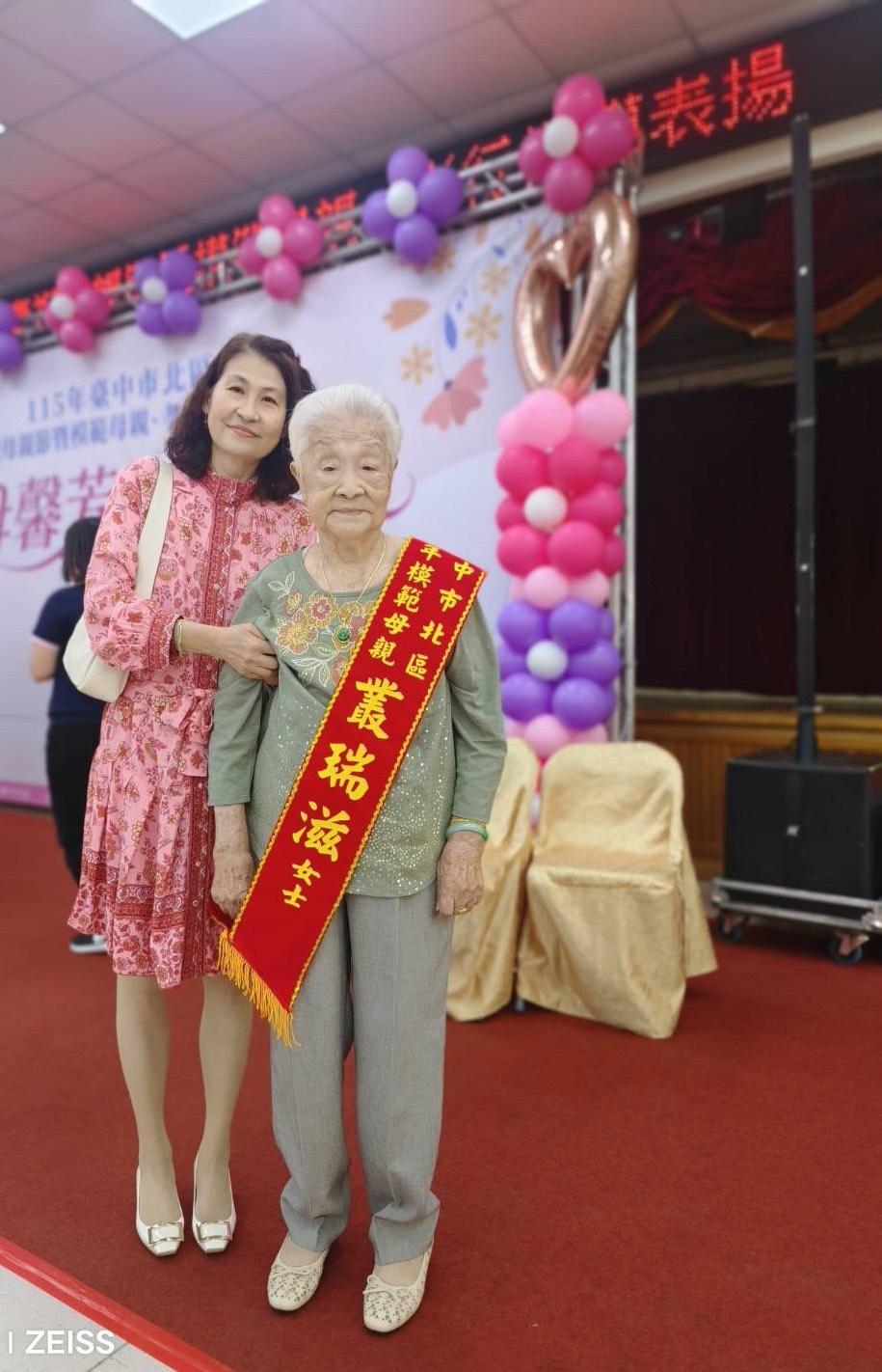 叢瑞滋上午先參加北區模範母親表揚，下午再趕到市府，就是為了與盧秀燕合影。 圖：叢瑞滋家人/提供