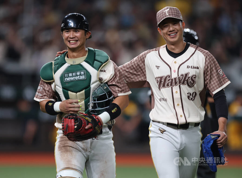 中華職棒台鋼雄鷹隊吳明鴻（左）今年兼具教練與選手身分，教學相長，2日例行賽先發與投手黃子鵬（右）搭配，是兩人睽違約10年的投捕搭檔。中央社記者張新偉攝　115年5月2日