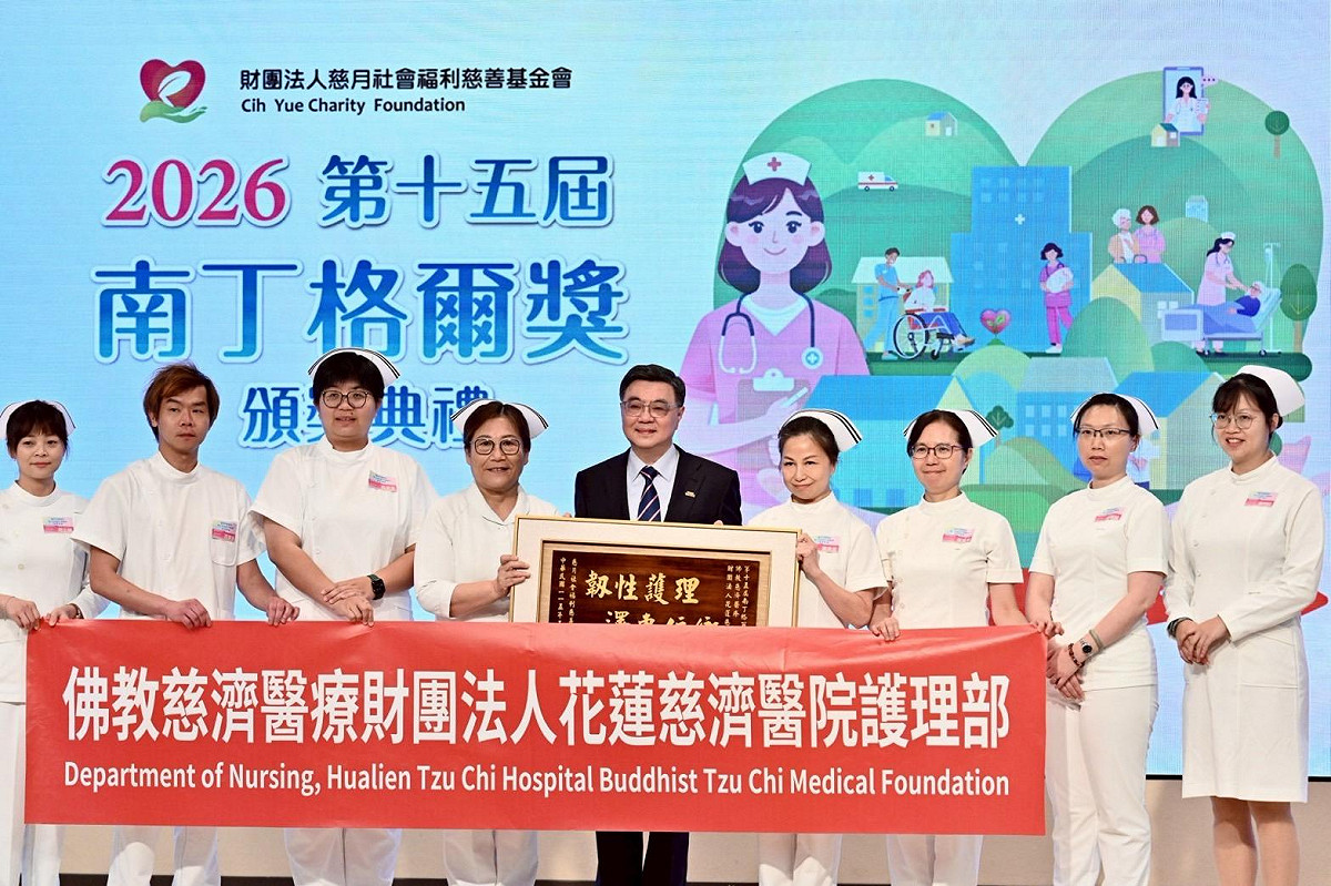 卓榮泰與南丁格爾獎得獎代表合影，感謝護理人員在急診、災害照護、精神科、長照及安寧照護等領域堅守第一線。 圖:行政院提供