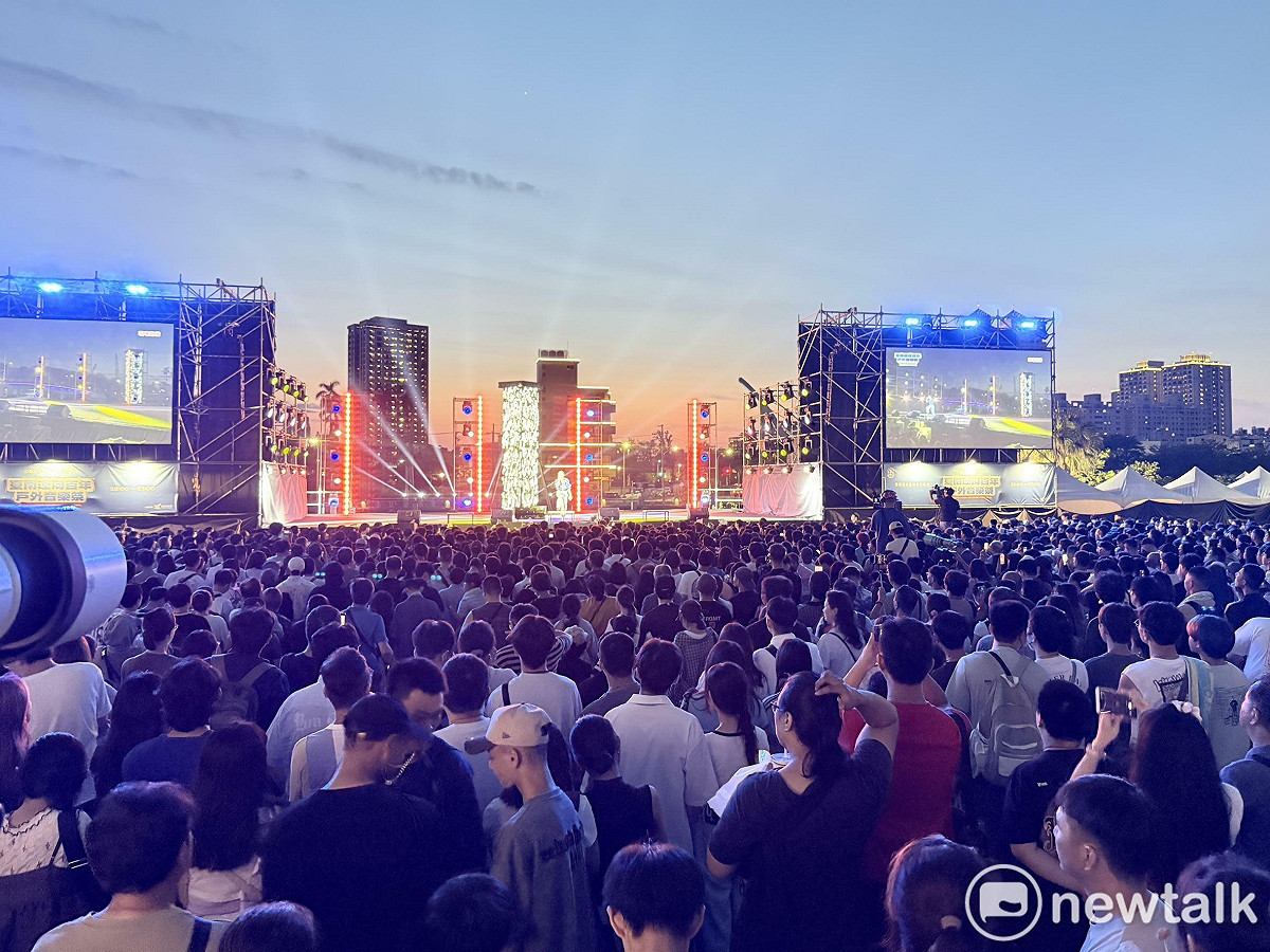 台南「運河百年戶外音樂祭」第二日演出5/2傍晚熱鬧登場，吸引超過五萬人次共襄盛舉。 圖：台南市政府提供
