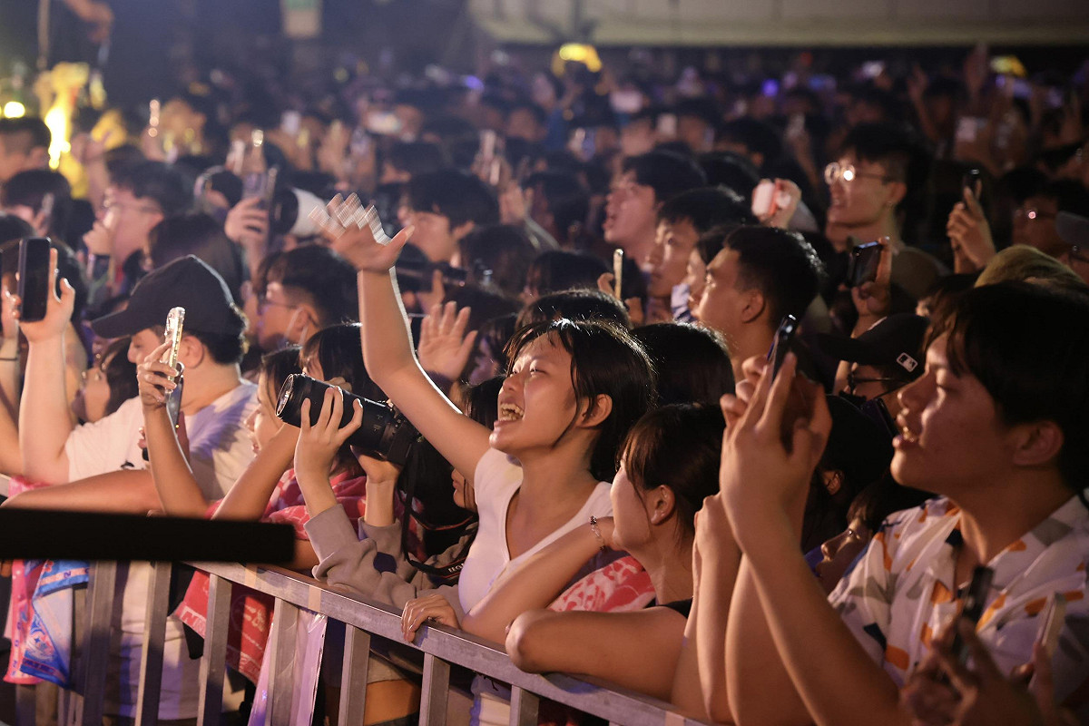台南「運河百年戶外音樂祭」第二日演出5/2傍晚熱鬧登場，吸引超過五萬人次共襄盛舉。 圖：台南市政府提供