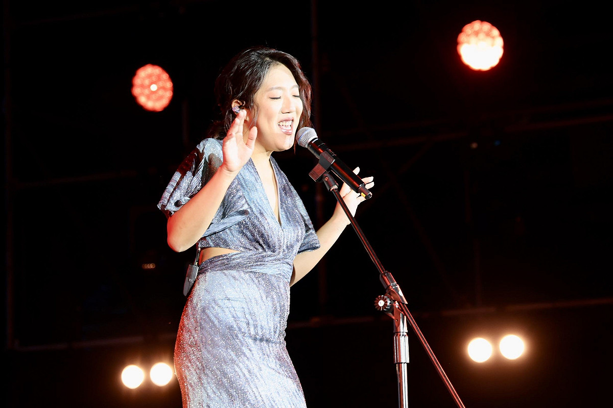 台南女兒、台語金曲歌后《李竺芯》以「巷仔內」展現她對家鄉細膩的觀察，法式唱腔演繹台語歌「足芳足芳」除了巧妙融入台灣美食文化，也證明台語歌也可以很時尚、有趣；「拌拌咧」，更是讓曾經在人生路上跌倒的人，覺得沒關係，站起來、把塵土揮一揮再繼續下去的被安慰感。 圖：台南市政府提供