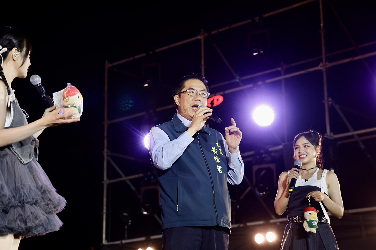 今日前往花蓮大遠百行銷台南農特產的市長黃偉哲，傍晚馬不停蹄趕回戶外音樂祭活動現場，與民眾同樂。 圖：台南市政府提供