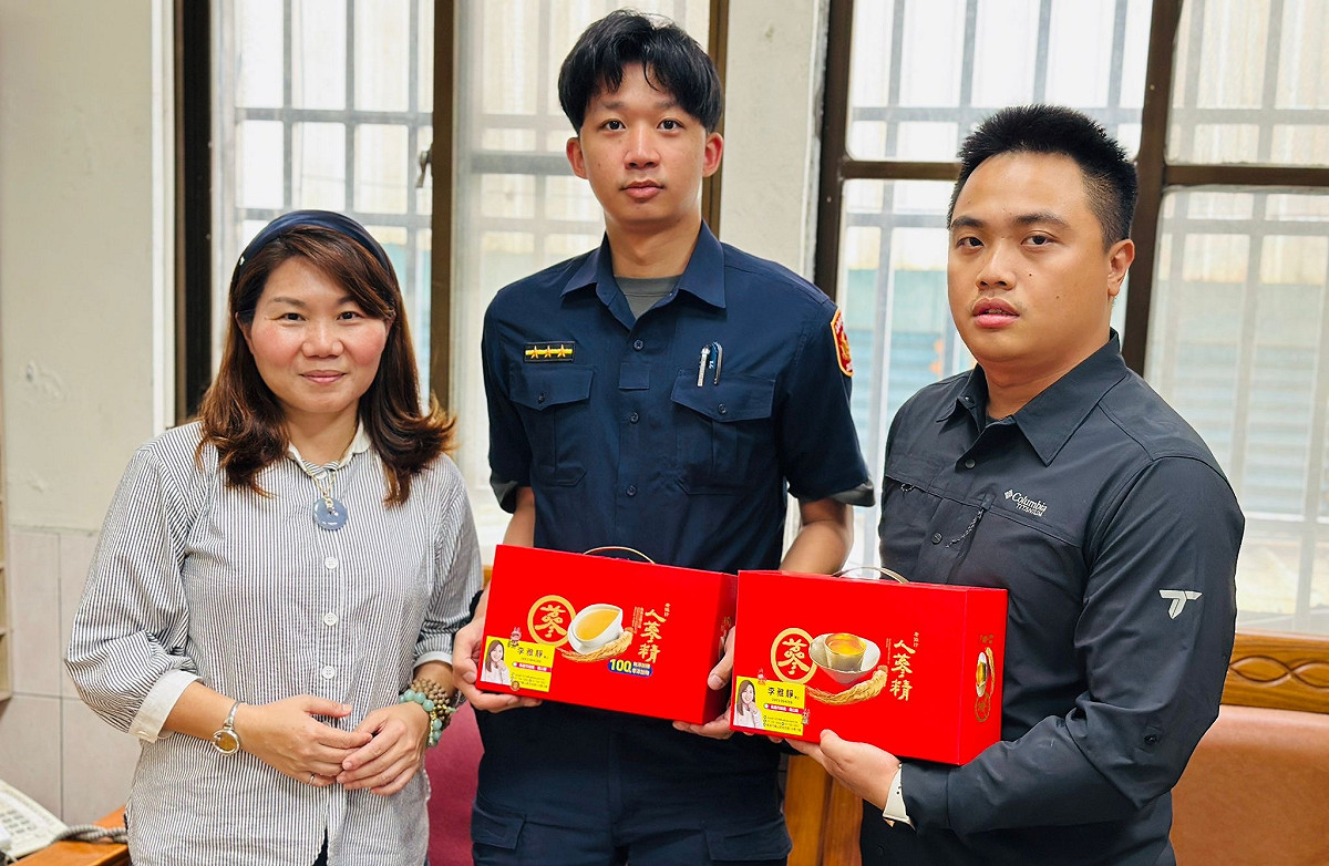 李雅靜(左)慰問因公受傷員警。 圖：李雅靜服務處/提供