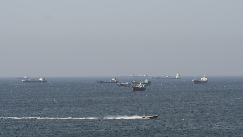 圖為4月18日在荷莫茲海峽航行的船隻及油輪。（路透社）