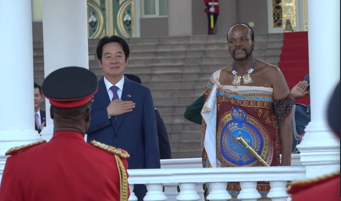 總統賴清德與恩史瓦帝三世握手寒暄，隨後一同登上受禮台，在兩國國歌演奏後共同檢閱史國儀隊，現場鳴放禮砲，並安排傳統舞蹈表演，展現對台灣訪團的熱情歡迎。 圖/總統府提供