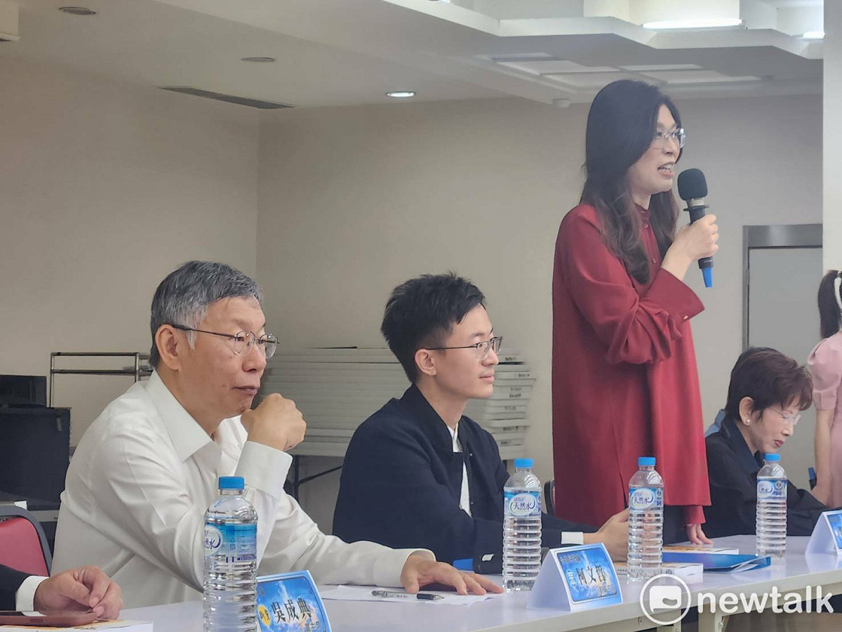國民黨主席鄭麗文解釋當下，民眾黨前主席柯文哲一臉錯愕。 圖：黃建豪/攝