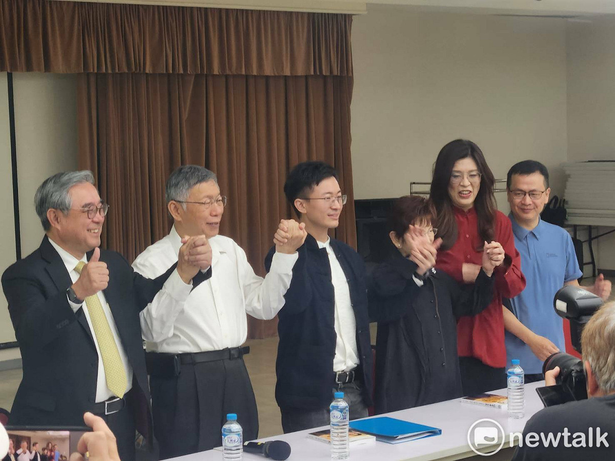 柯文哲、鄭麗文、洪秀柱、吳典成等人共同出席台北市議員侯漢廷的新書發表會。 圖：黃建豪/攝