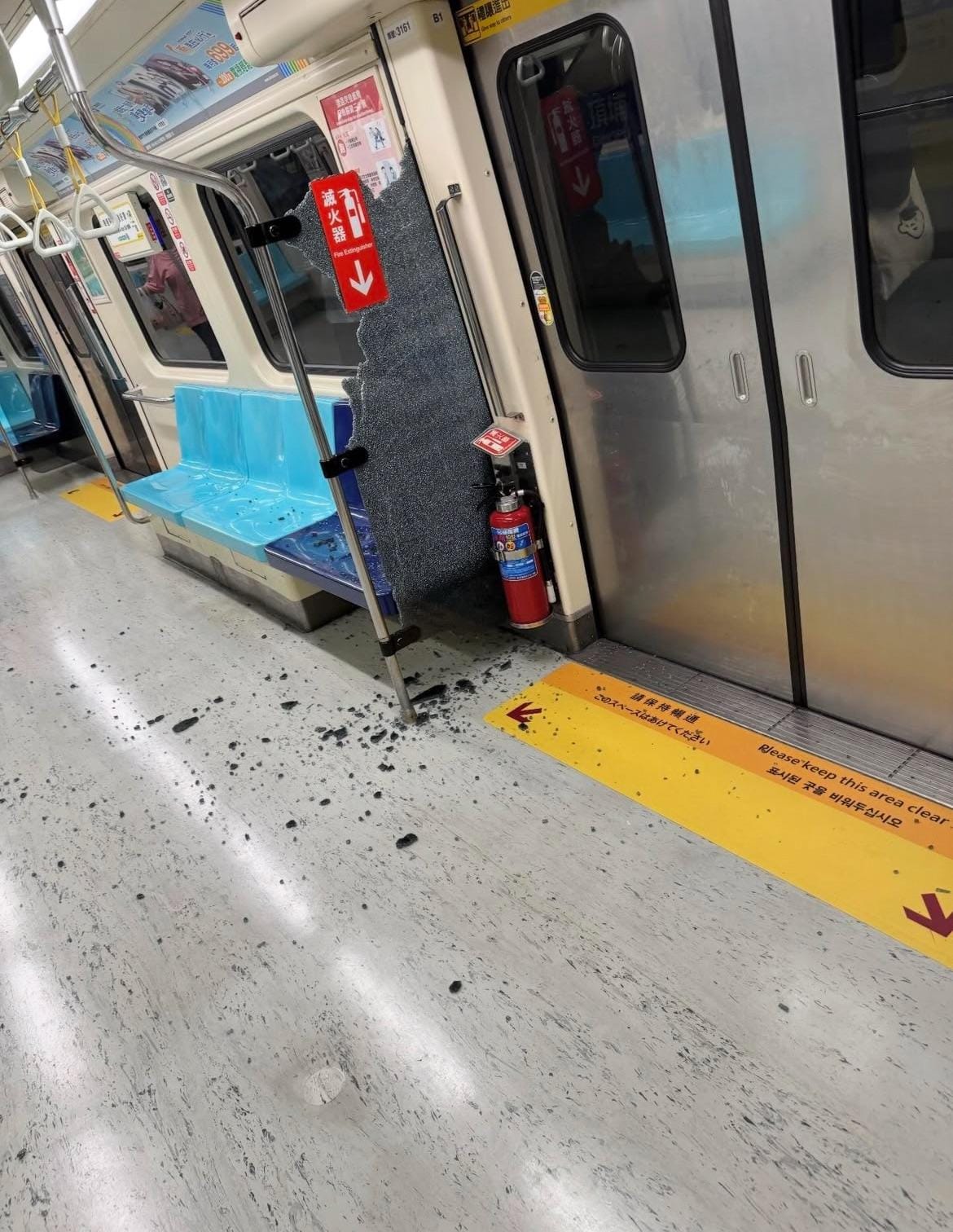 北捷板南線車廂今早無預警爆裂，嚇壞現場乘客。 圖：翻攝自Threads