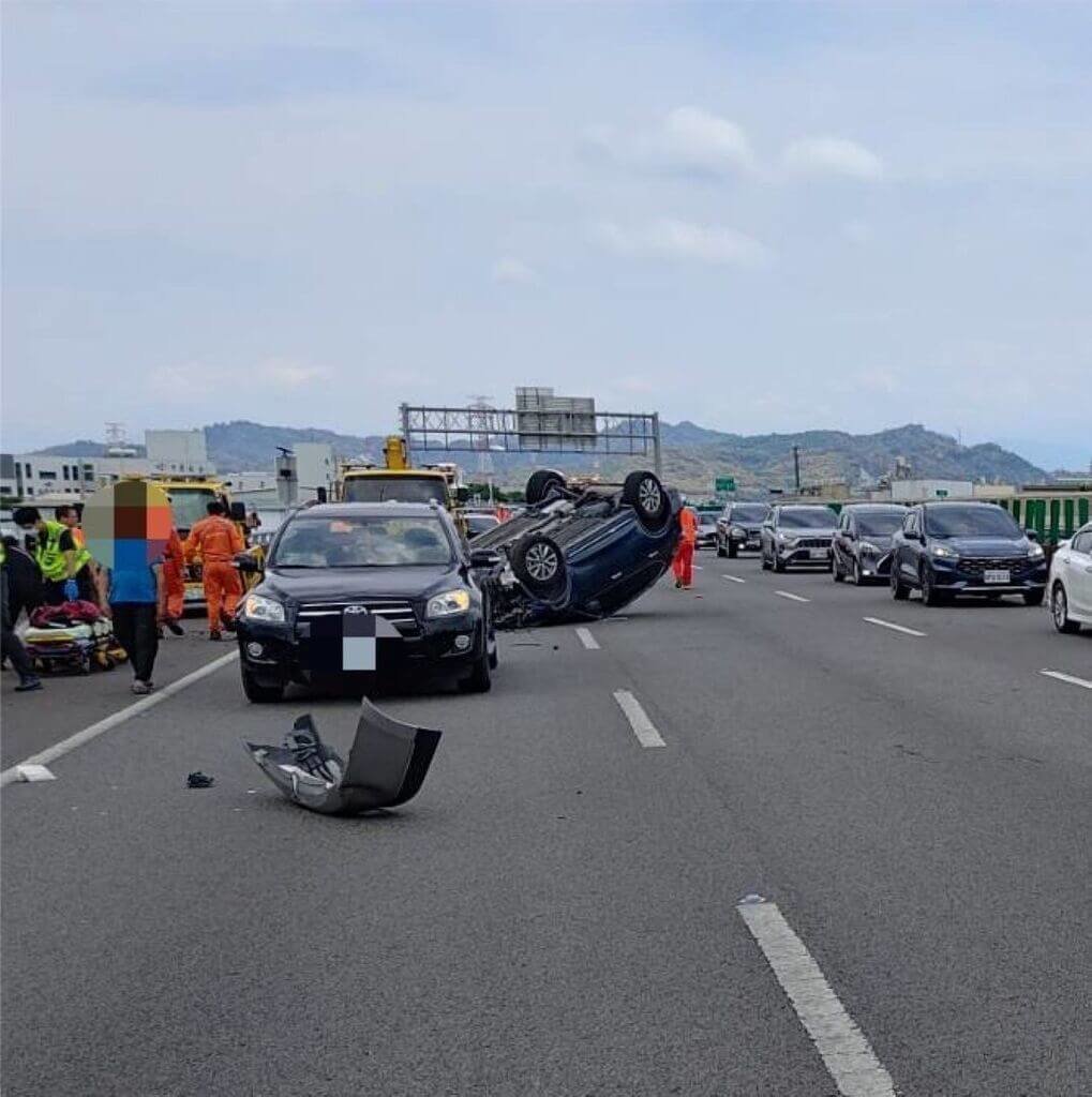 國道4號西向后豐路段3日上午11時許發生4車碰撞事故，其中1車在衝擊下翻覆，車內2人肢體擦挫傷，由台中市消防局送醫治療。（民眾提供）中央社記者郝雪卿傳真  115年5月3日