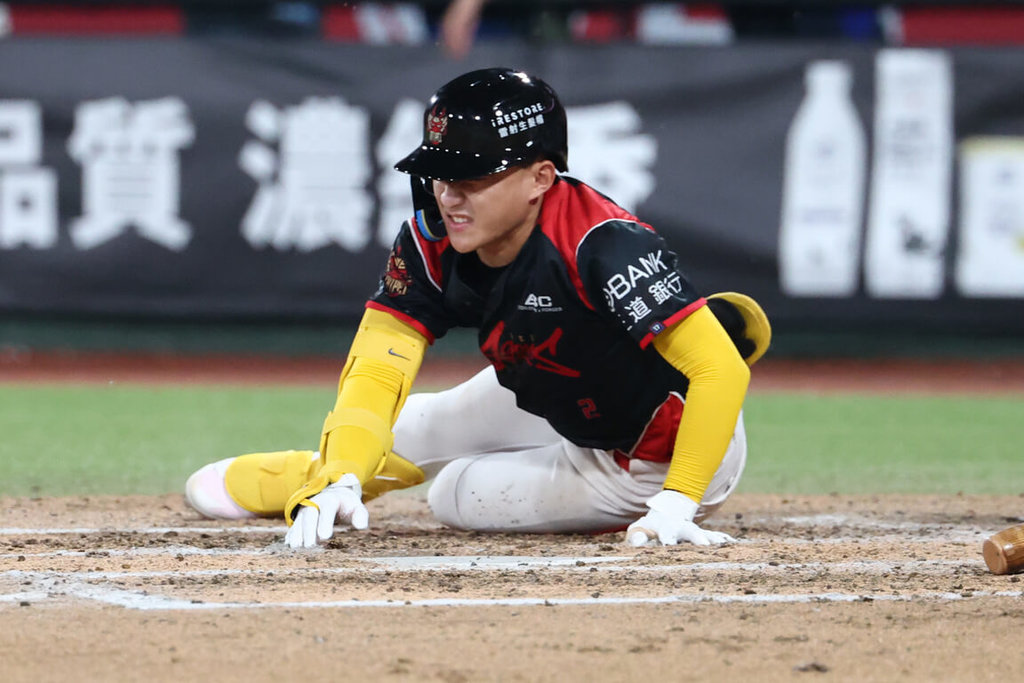 中華職棒味全龍隊野手郭天信（圖）2日對富邦悍將隊之戰，7局下被投手廖任磊投出的觸身球打到右膝，當下痛倒在地。（味全龍隊提供）中央社記者蘇志畬傳真　115年5月3日