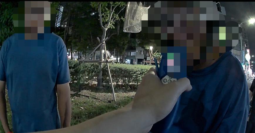 李男(左)未戴安全帽跳車逃避警方攔查，反害後座友人黃男(右)因酒駕被重罰。 圖：孫家銘翻攝