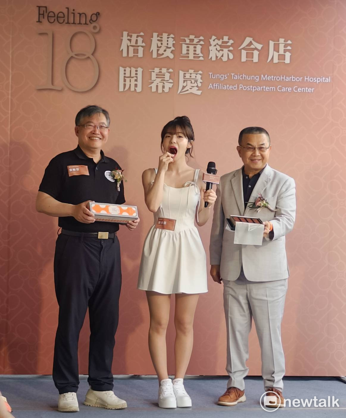 李多慧當場吃一口董事長送她的巧克力。 圖：唐復年/攝