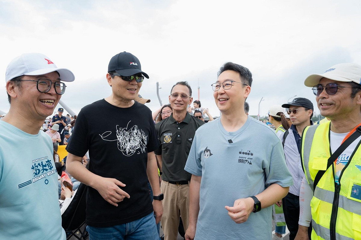 陳世凱部長特別關心現場安全、人流動線及流動廁所等服務設施配置情形。 圖：交通部／提供