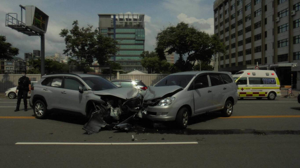 台中市西區3日天下午發生2車碰撞事故，警方說，1輛車子不慎偏離原車道跨越雙黃線，與對向來車碰撞，造成2車駕駛及乘客共7人擦挫傷送醫治療。（民眾提供）中央社記者郝雪卿傳真  115年5月3日
