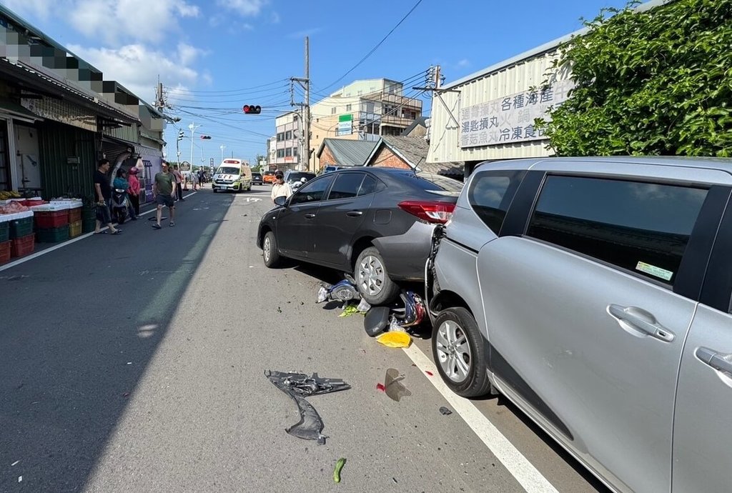 苗栗縣通霄鎮自強路與福德路口3日發生多部車輛事故，70歲謝姓男子駕駛深灰色自小客車倒車時失控，接連撞上停等紅燈的機車及停放路邊車輛；機車女騎士意識清楚，送醫治療。（民眾提供）中央社記者管瑞平傳真　115年5月3日