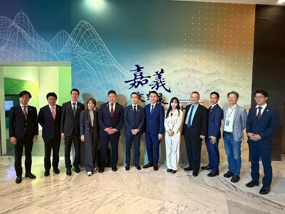 民進黨立法委員暨青年局長陳冠廷於國立故宮博物院南部院區，接待日本自民黨青年局長平沼正二郎率領的國會議員及JC日台友好之會成員共15人參訪團。 圖：陳冠廷國會辦公室／提供