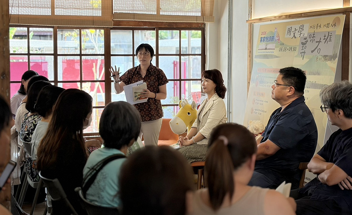 《尋味右堆》新書分享會邀請嘉賓暢談土地記憶。 圖：高雄市客委會／提供