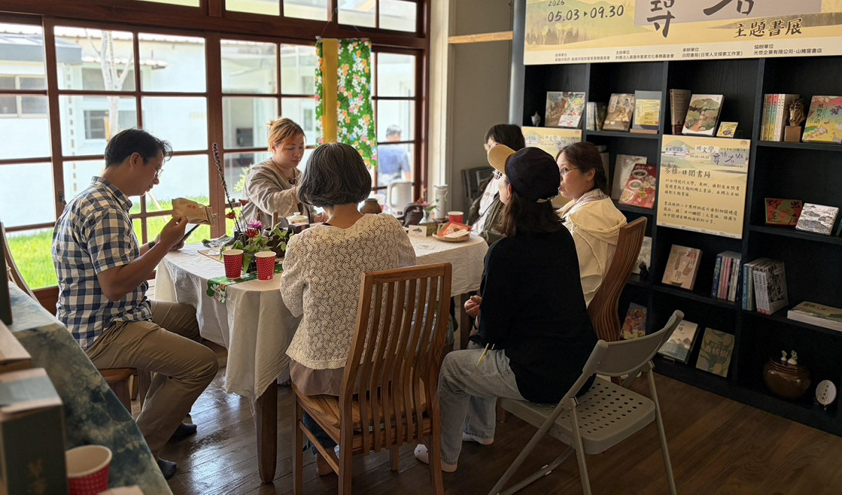 現場民眾在「杉好仙草」的沁涼茶香中，聆聽土地與文學的跨界對談。 圖：高雄市客委會／提供