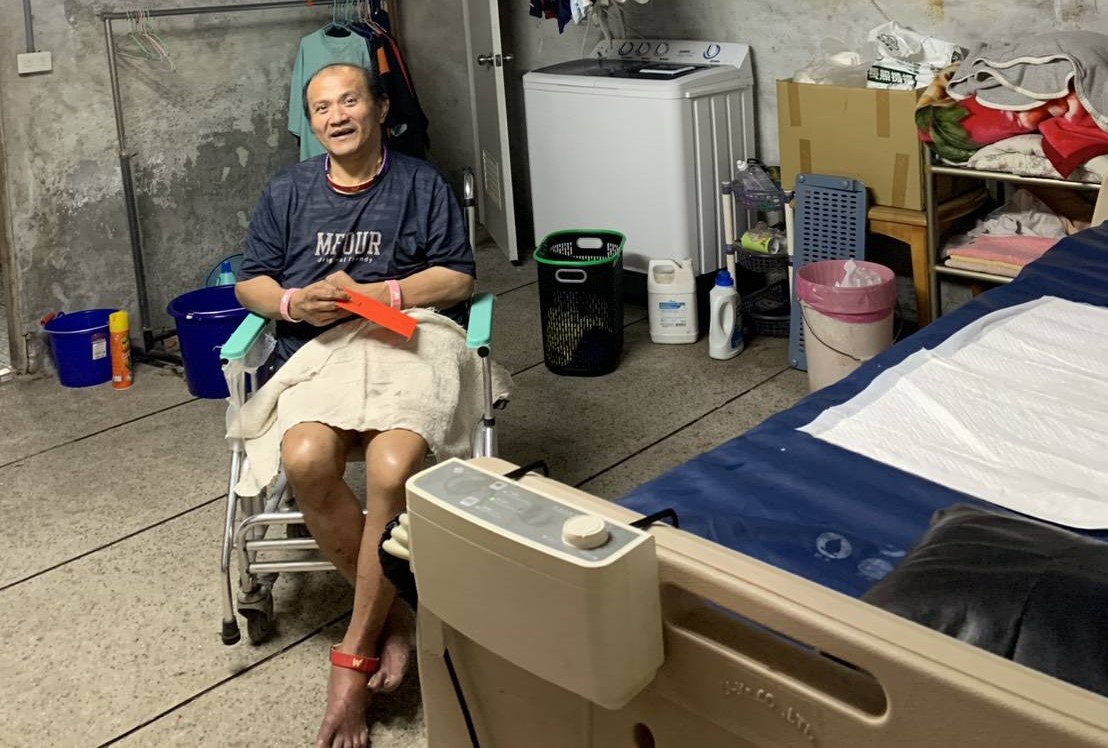 葉姓居民感謝國際獅子會協助修繕屋頂。 圖：國際獅子會300E-2區/提供