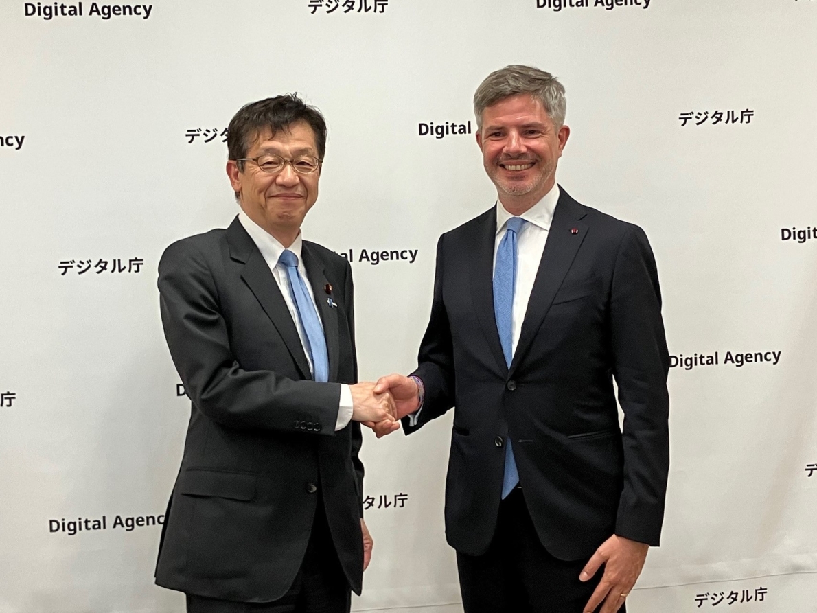 日本數位大臣松本茂（左） 圖：翻攝自日本政府數位廳官網