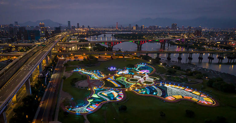 入夜之後，璀璨的蝴蝶燈光點亮園區，讓人彷彿進入一場仲夏夜之夢。 圖：新北市政府高灘地工程管理處／提供