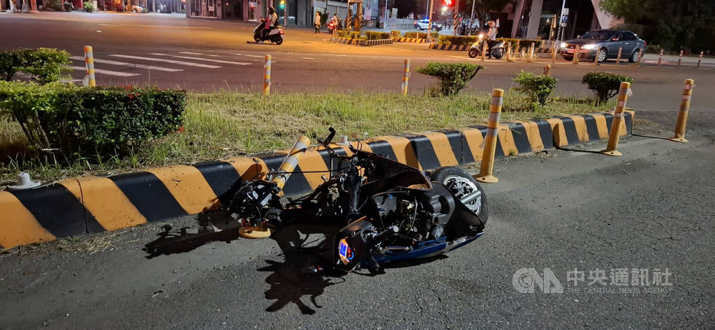 高姓男子4日凌晨駕車沿中華西路行駛，不明原因涉碰撞同向吳姓機車騎士後，失控再碰撞對向自小客車，造成機車全毀，零件散落路面。（翻攝照片）中央社記者鄭維真傳真　115年5月4日