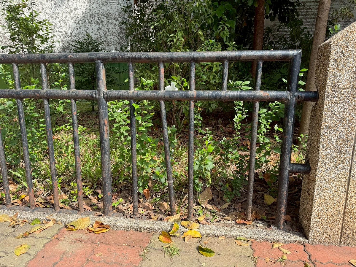 公園器材長期在日曬雨淋下極易損壞。 圖：陳淑華/提供