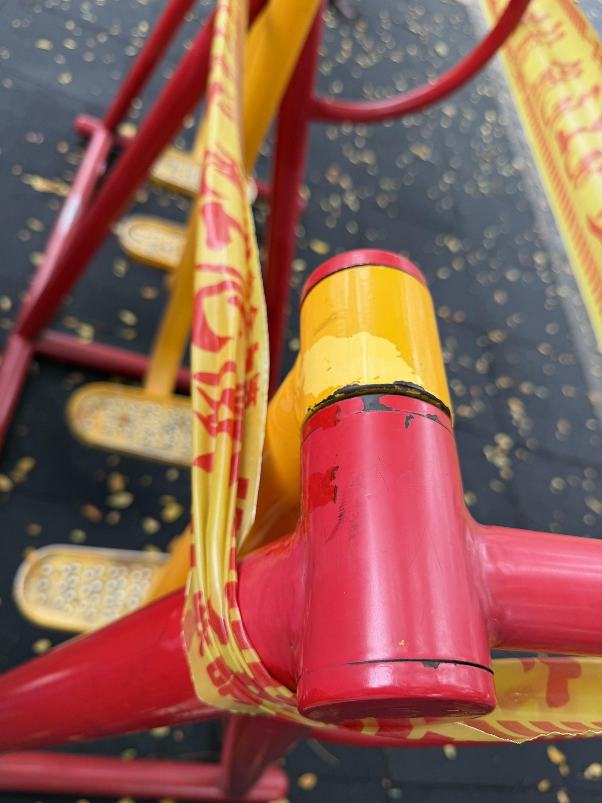 公園器材長期在日曬雨淋下極易損壞。 圖：陳淑華/提供