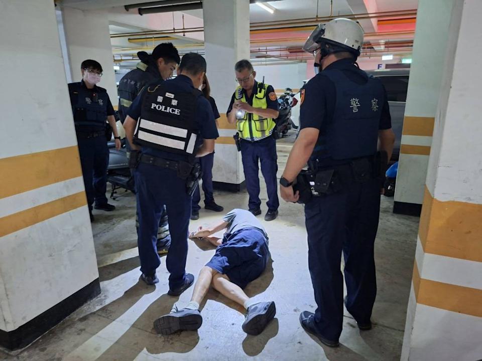 辛姓男子縱火並持斧頭砍人，搶走救護車後遭警方壓制逮捕。 圖：警方提供