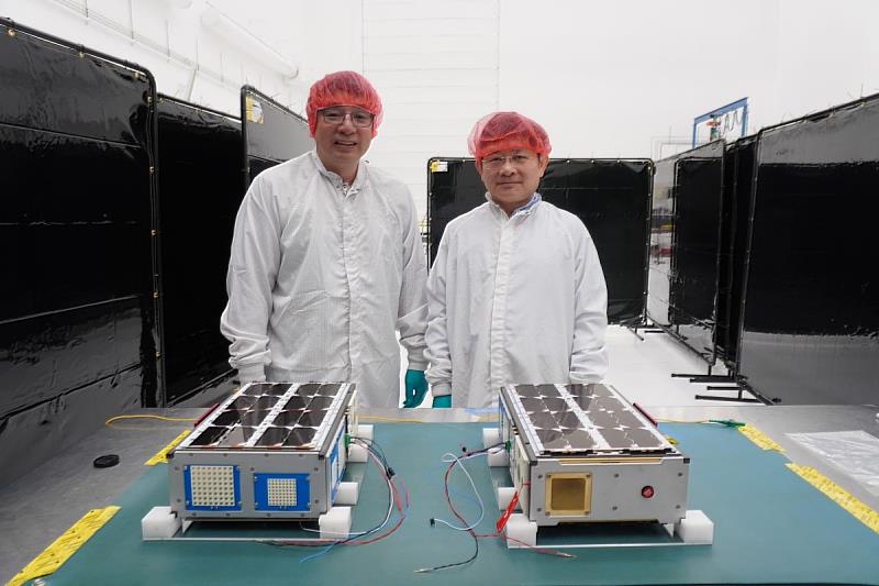國立中央大學與鴻海科技集團共同研製星間寬頻通訊立方衛星「珍珠號ISL」（PEARL-ISL），在美國范登堡太空軍基地完成衛星最後整合測試，預計搭乘SpaceX獵鷹九號運載火箭升空。 圖：中央大學太空科學與科技研究中心／提供