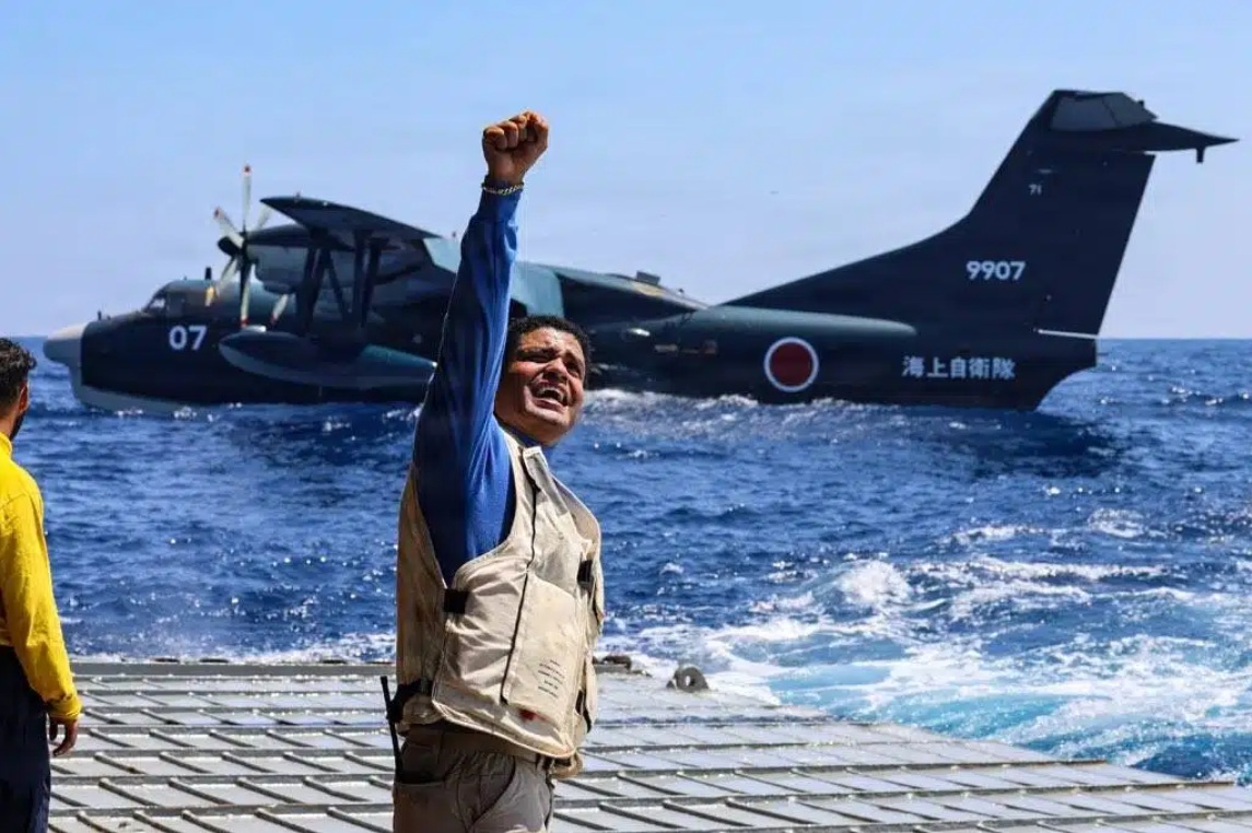 日本海上自衛隊的US-2兩棲搜救機現身南海水域，與美國海軍「惠德比島級」船塢登陸艦「阿希蘭號（LSD-48）」共同執行傷患後送演練。 圖：翻攝 INDOPACOM