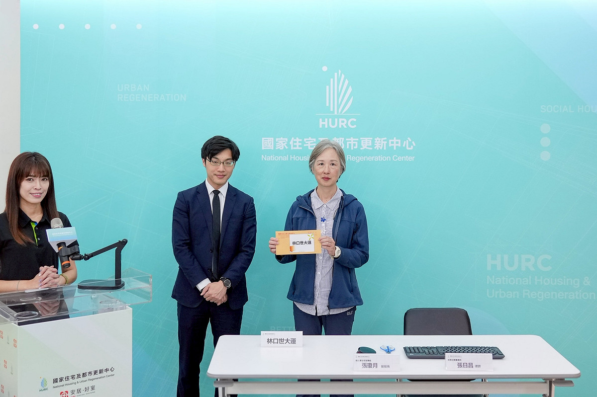 內政部國土管理署住宅發展組副組長張瓊月（圖右）及双榜法律事務所律師張日昌（圖中）今（4）日到場見證與監驗，確保抽籤作業公平、公正、公開。 圖：國家住都中心提供