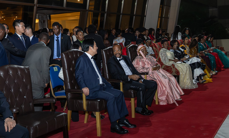賴清德與恩史瓦帝三世國王（King Mswati Ⅲ）、王母觀賞煙火。 圖：總統府提供