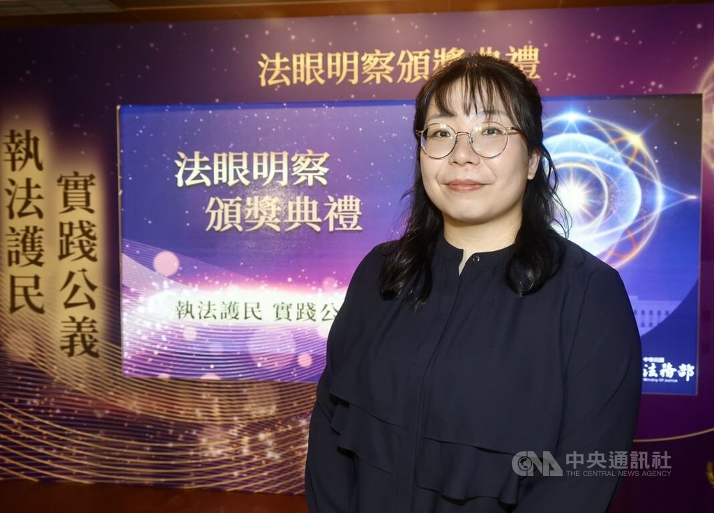 法務部4日頒發「法眼明察獎」給傑出檢察官，吳慧文（圖）以偵辦南投學校黃姓棒球隊教練橫跨逾20年性侵猥褻22名男學童案獲獎。中央社記者劉世怡攝　115年5月4日