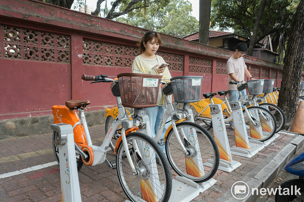 台南市公共自行車YouBike將導入iPASS MONEY支付功能，於115年5月6日正式上線，並與台中市、嘉義縣、嘉義市及屏東縣等五縣市同步，連同已啟用的高雄市，完成中南部YouBike營運縣市的電子支付功能串聯，未來民眾騎乘時可一鍵租借，提供多元支付選擇。 圖：台南市政府提供