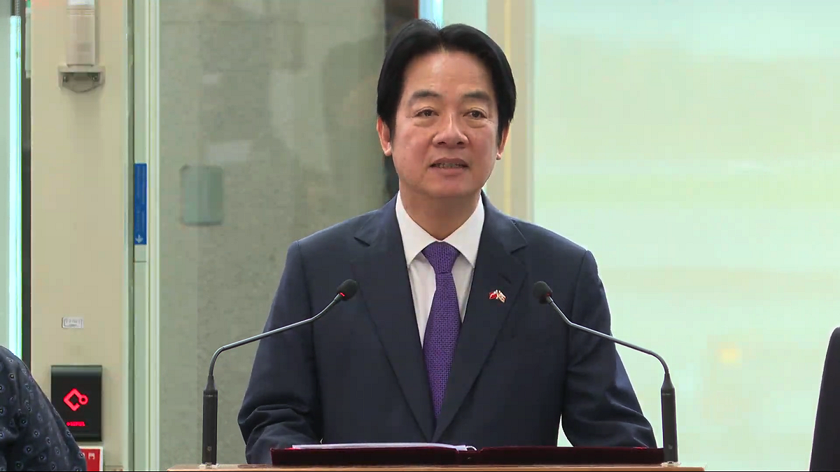 總統賴清德於上午10時50分返抵國門，並發表「出訪史瓦帝尼王國進行國是訪問」返國談話。 圖：翻攝總統府直播