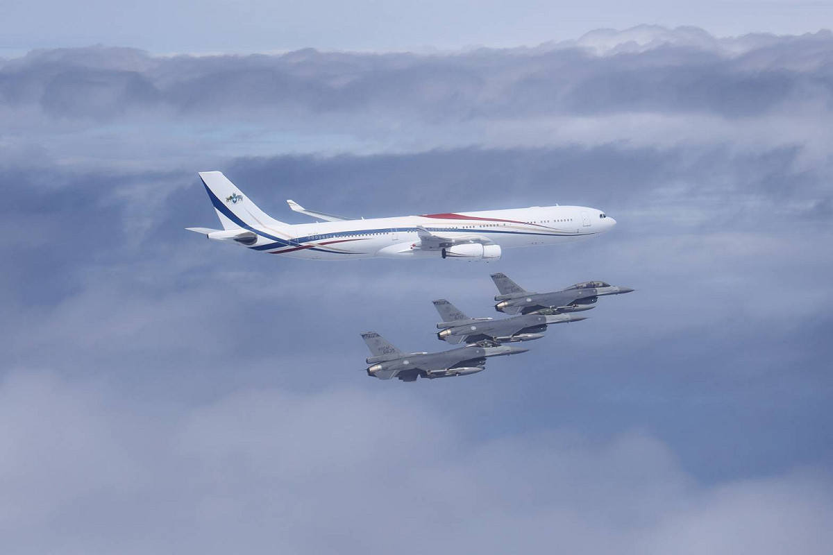 F-16戰機伴飛史瓦帝尼國王專機。賴清德順利返抵國門。 圖：軍聞社提供