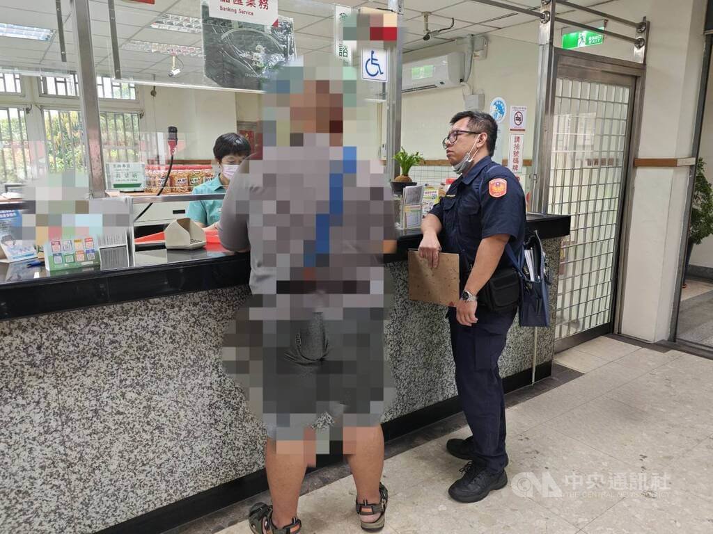 林姓男子（左）日前到台中某郵局要匯款新台幣50萬元，行員詢問用途，他隨口聲稱要買肥料又交代不清，經行員通報警方到場，查出林男胞妹遭詐團誆騙投資股票，成功阻詐，保住兄妹倆積蓄。（翻攝照片）中央社記者蘇木春傳真　115年5月5日
