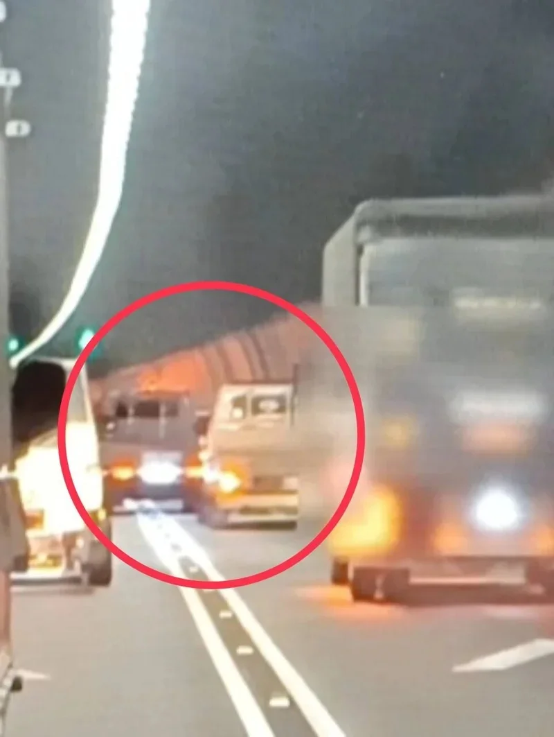 網友PO出行車紀錄器畫面，多輛小貨車在雪隧內違規變換車道。 圖：翻攝自宜蘭知識+