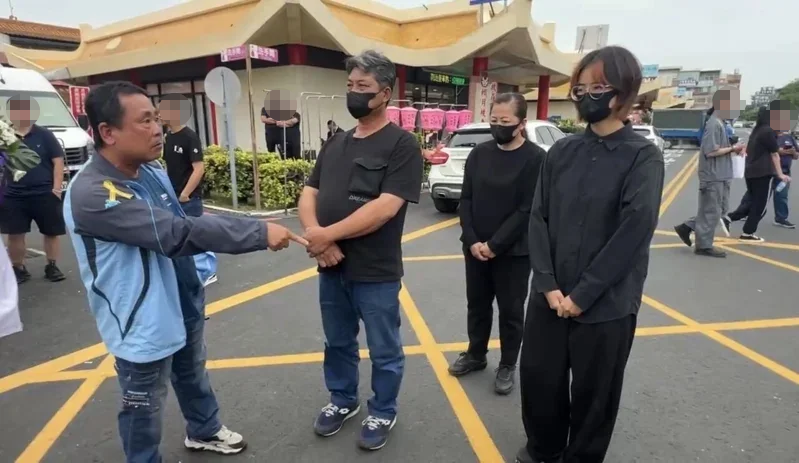 肇事戴姓女大生在父母陪同下現身告別式。 圖：翻攝畫面